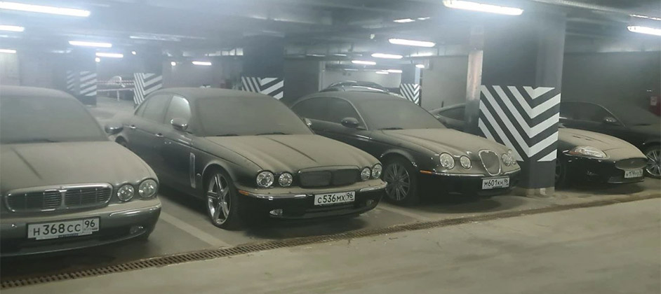 На парковке элитного отеля в Екатеринбурге нашли коллекцию пыльных Jaguar