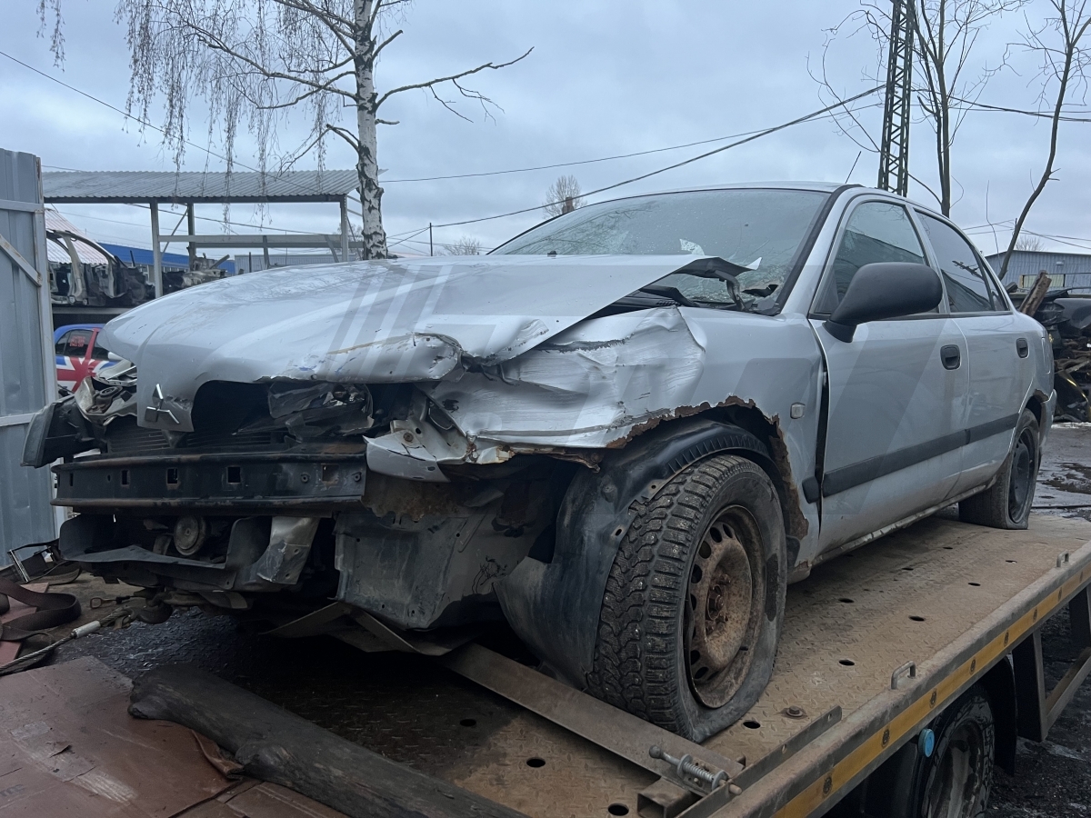 Разборка Mitsubishi Carisma 2003 г.в. с пробегом 250 000 км