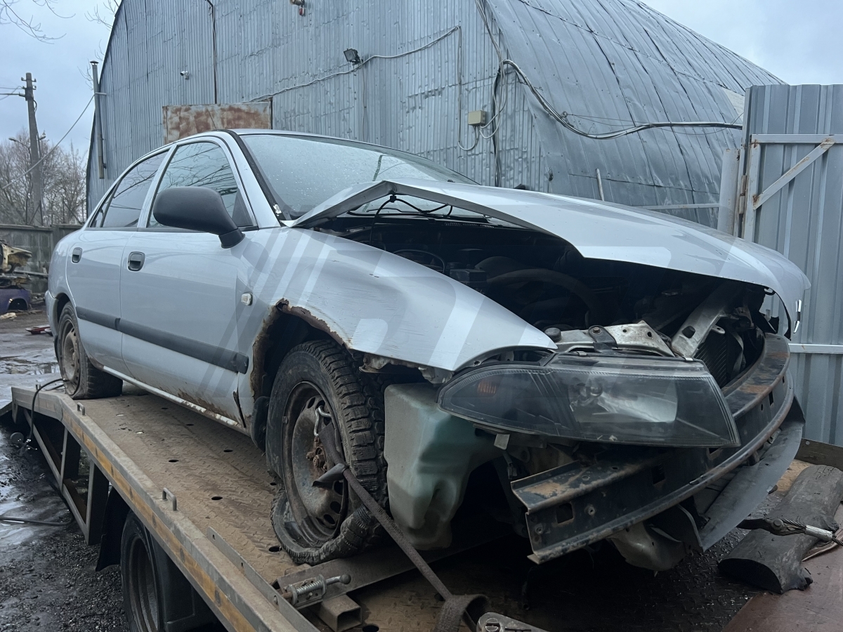Разборка Mitsubishi Carisma 2003 г.в. с пробегом 250 000 км