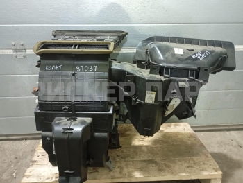 Корпус отопителя на Митсубиси Кольт 6 поколение Z30 MR568918